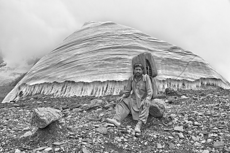Porteador Balti en el glaciar del Baltoro, camino del campo base del Broad Peak