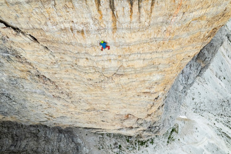 Alex Honnold en las 3 cimas di Lavaredo, libre sin cuerda. Foto: Renan Ozturk / Red Bull Content Poo