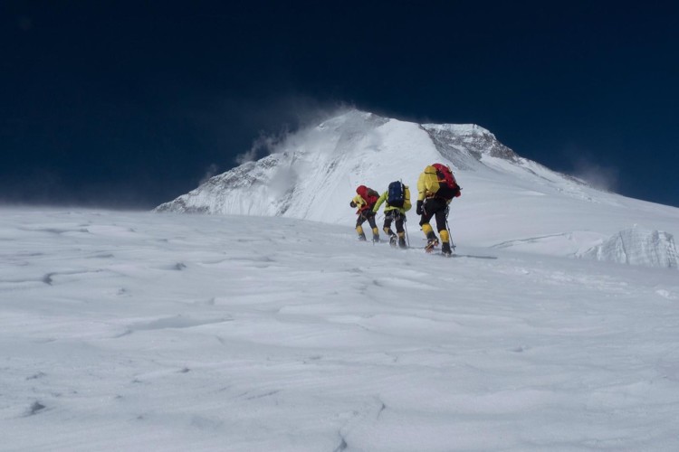 Carlos Soria y su equipo, hacia cumbre en el Dhaulagiri. Foto: Carlos Soria