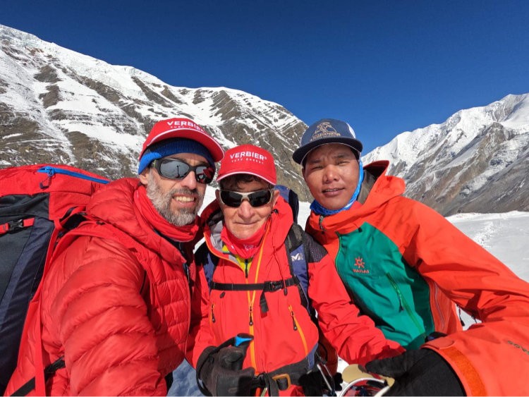 Sito Carcavilla, Carlos Soria y Mikel Sherpa, recién llegados al campo base del Dhaulagiri