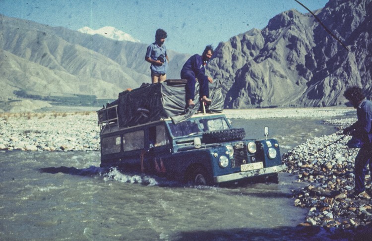 Hacia el Hindu Kush con los Land Rover. Foto: Mendiak 1976
