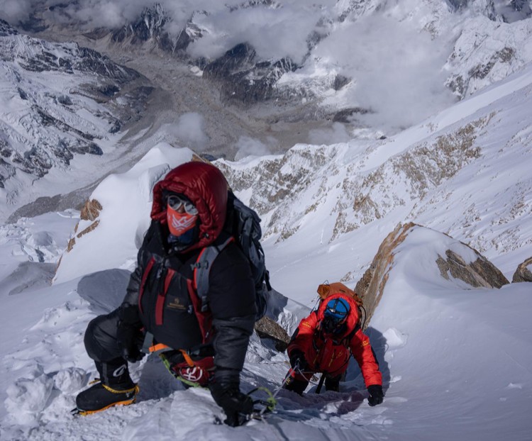 Nirmal Purja, hacia la cima del Kangchenjunga guiando a un cliente. Foto: FB Nims Purja