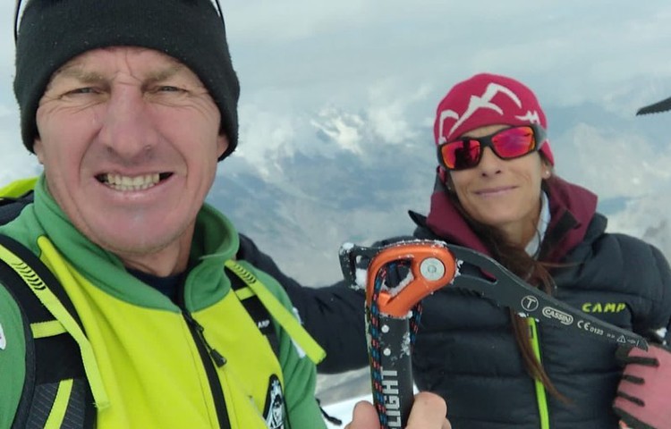 Denis Urubko y Pipi Cardell, en la cima de 5.975m en el Karakorum: Foto: Urubko-Cardell