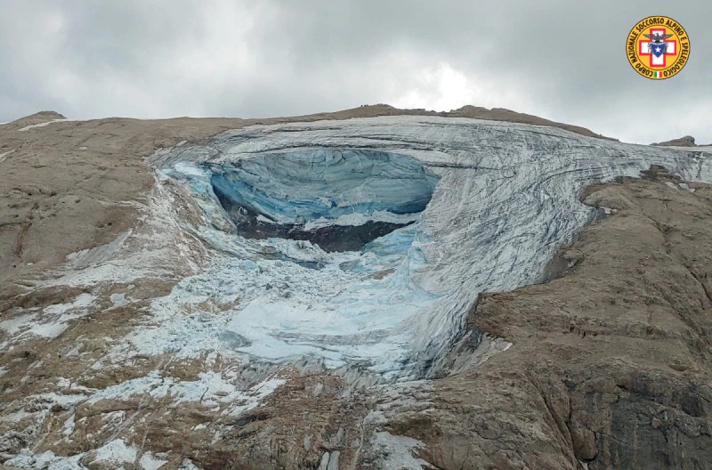 Gran desprendimiento en el glaciar de la Marmolada. Foto: Socorro Alpino de Veneto