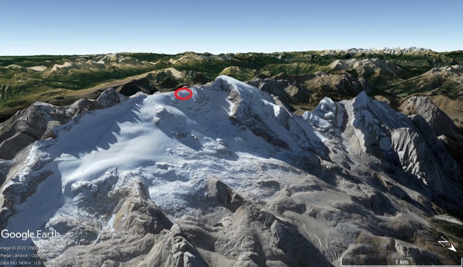 Macizo y glaciar de la Marmolada. El desprendimiento, en rojo. Realizada con Google Earth