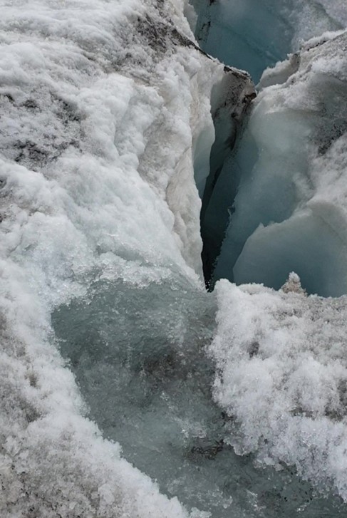 Agua de fusión nival filtrándose por una grieta en el glaciar de Ossoue, Pirineos.