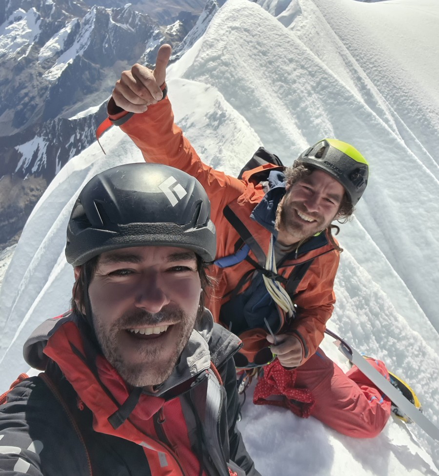 Marc Toralles y Bru Busom, en la cima del Siula Grande. Foto: Toralles-Brusom