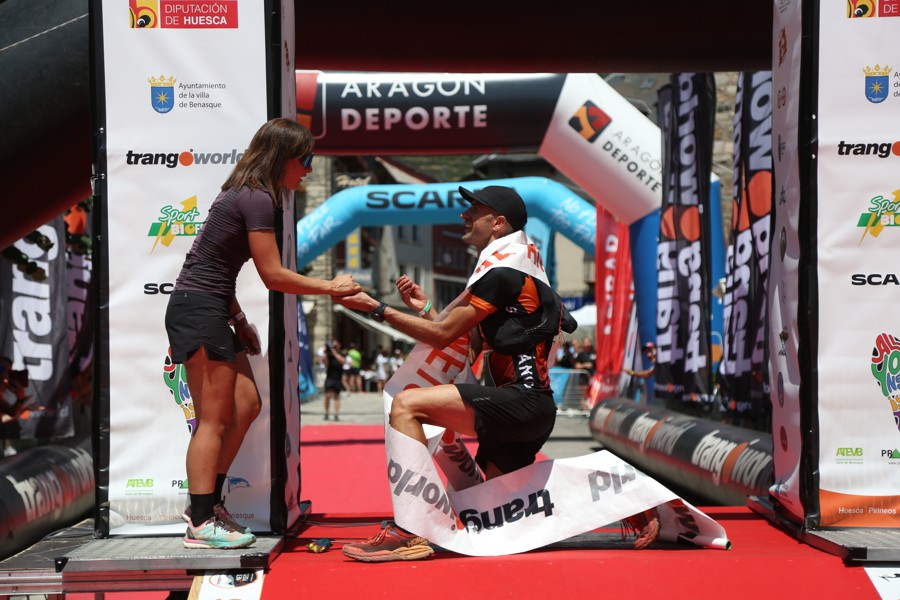 Alberto Torres, vencedor Vuelta al Aneto, pide la mano de su novia en meta. Foto: Jorge Millaruelo