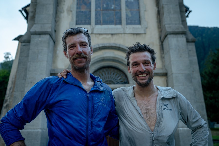 Ribeyre y Degoulet, en la iglesia de Chamonix tras travesía Mer de Glace. Foto: Charley Radcliffe