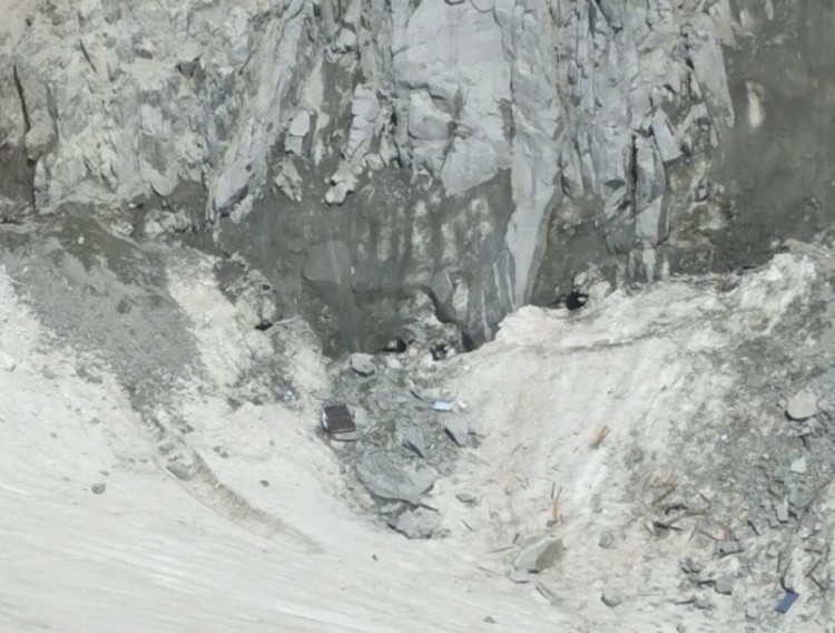 Los restos del vivac de La Fourche yacen en el glaciar. Foto: PGHM Chamonix