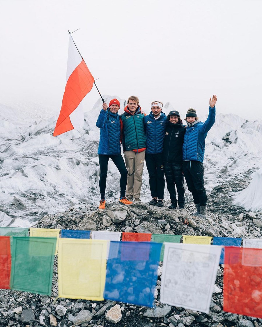 Andrzej Bargiel y su equipo en el campo base del Everest. Foto: Andrzej Bargiel