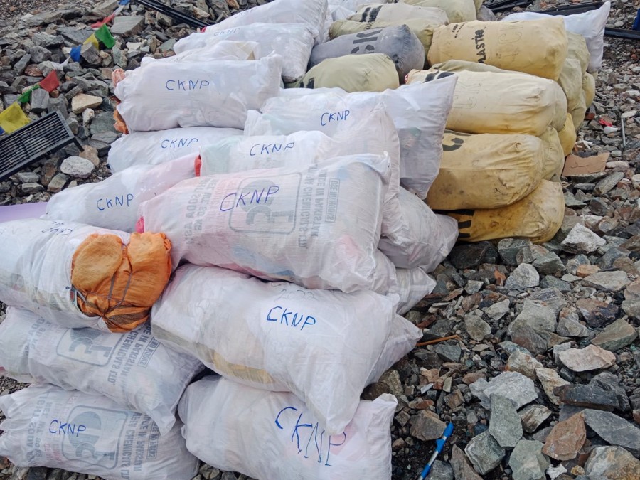 Grandes bolsas de basura en campo base, listas para evacuación. Foto: CKNP
