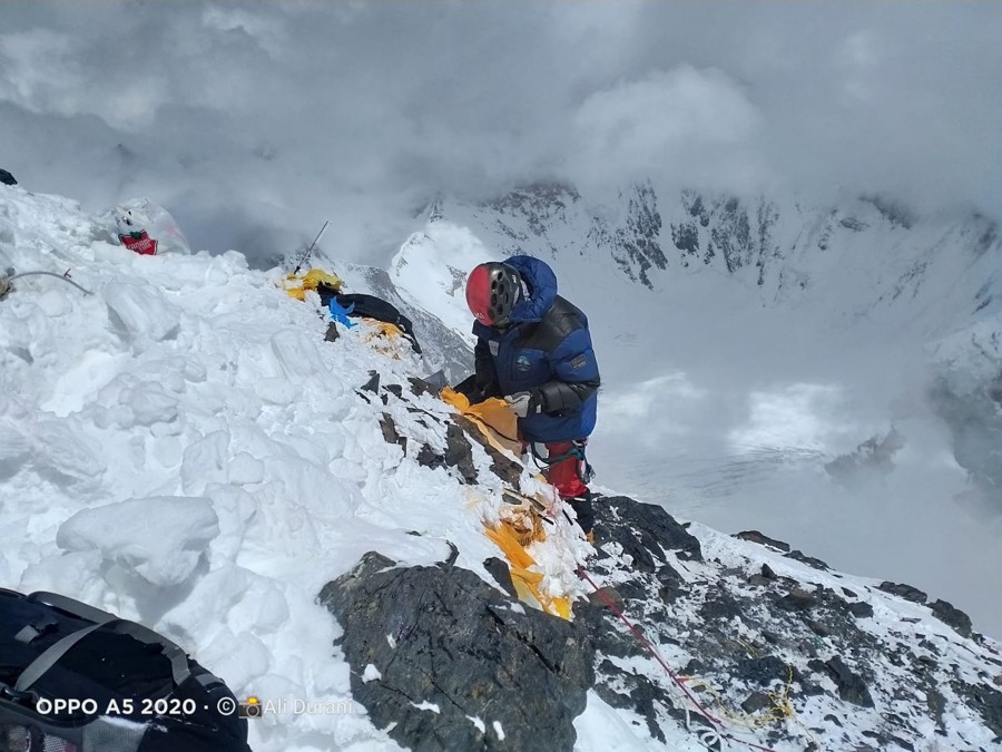 Retirando basura a 8.000m en el K2. Foto: CKNP
