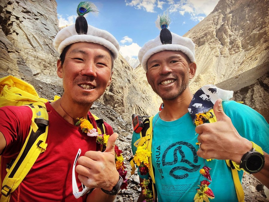 Nakajima e Hiraide, felices tras su descenso del Karun Koh. Foto: Kazuya Hiraide