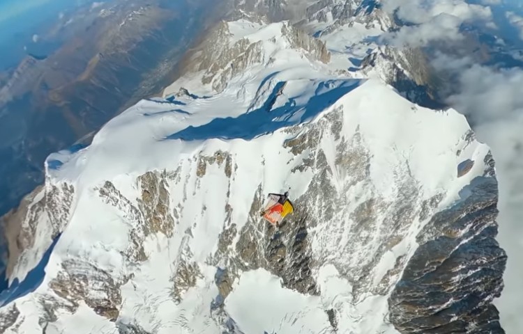 Volando con traje de alas sobre el Mont Blanc. Foto: Soul Flyers
