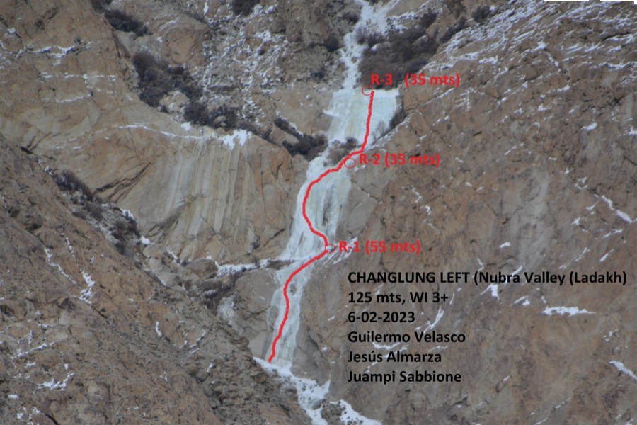 Nuevas cascadas de hielo en Nubra, Ladakh, Karakorum hindu. Foto: Rafa Vadillo y equipo