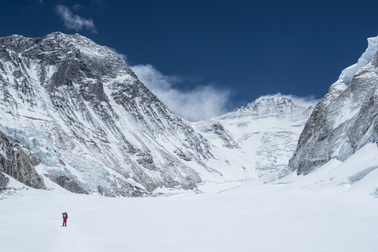Arriba, bajo el Lhotse, Collado sur del Everest. Foto: Javier Camacho
