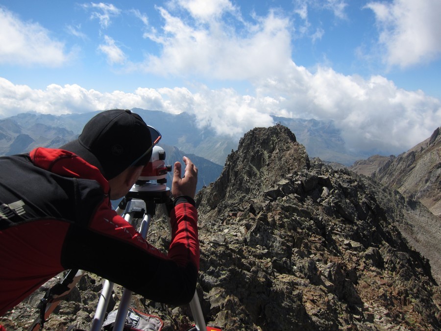 Los Sostremetries, midiendo en la cumbre del Pico Arnales. Foto: Sostremetries