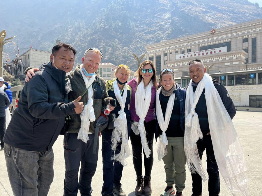 Lavaud, Álvarez y Harila, a su llegada a Lhasa. Foto: FB Viridiana Álvarez