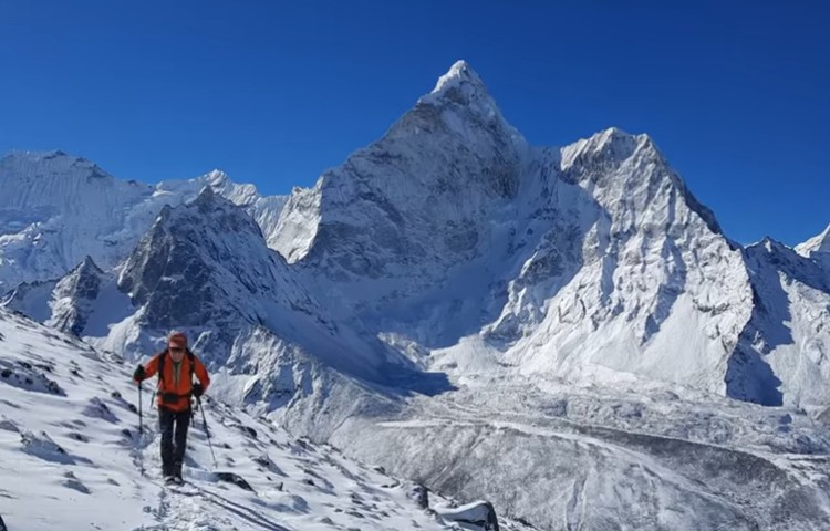 Carlos Soria, aclimatando en el Khumbu. Foto: Yo Subo Con Carlos Soria