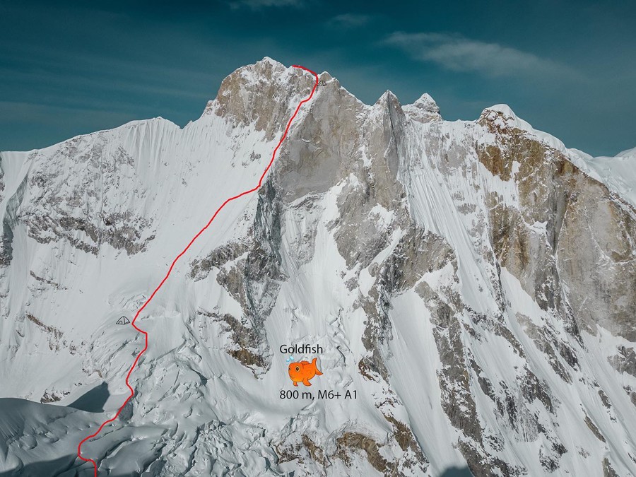 Gietl, Maynadier y Schaeliidf, apertura en Meru Sur. Foto: Maynadi</div>

3 espectaculares largos después llegaron a la arista, con vientos heladores. De allí, 200 metros hasta cumbre. 

<p>

Un largo día completo les llevó descender, llegando a la base de la pared a final de tarde. 


<!-- Imagen --><center><img alt=
