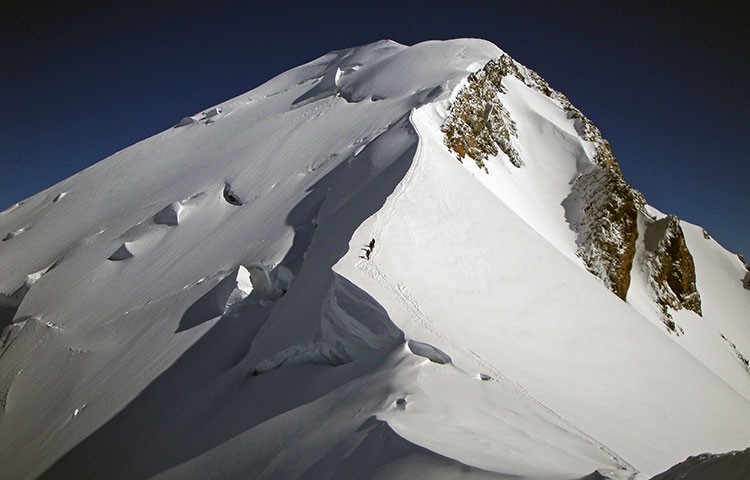Polémica en la arista de Bosses, Mont Blanc. Foto: Jonás Cruces, Todovertical V+