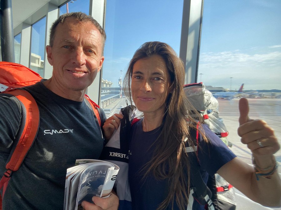 Denis Urubko y Pipi Cardell, a punto de despegar en Milán. Foto: Denis Urubko