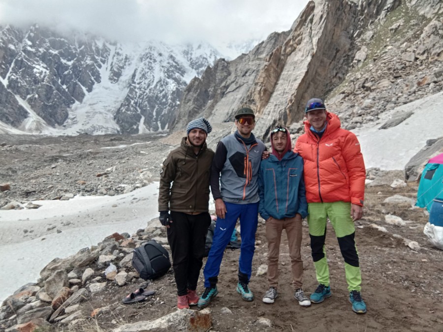 Messner, Sieberer y su equipo, al llegar al base del Yermenandu Kangri. Foto: Discover Karakorum