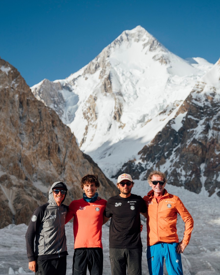 El equipo, tras el descenso, con el GI detrás. Foto: Pawlikowski Media