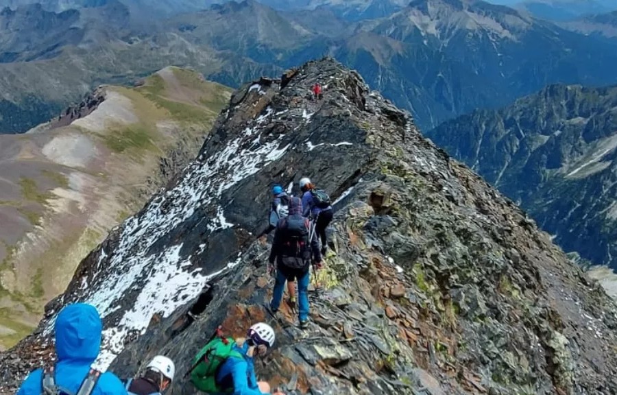 Hacia la cima de Tromouse/Tormoseta. Foto: Club de Montaña Nabaín, Club Atlético Sobrarbe
