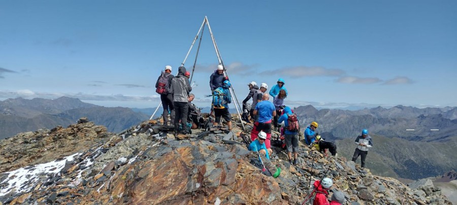 El grupo en la cima de Tromouse/Tormoseta. Foto: Club Nabaín, Club Atlético Sobrarbe