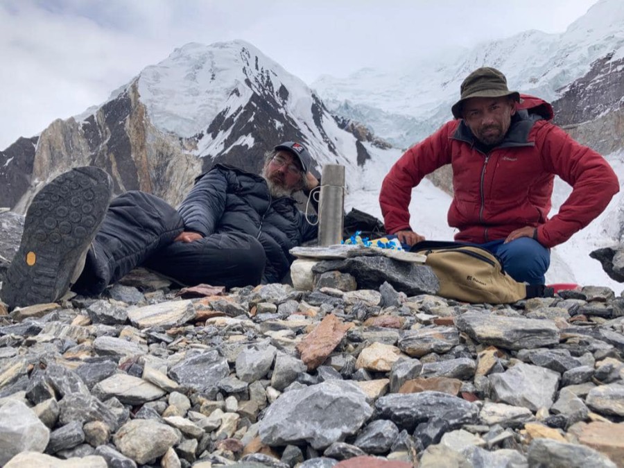 Sergey Nilov y Dmitry Glovcheno en el campo base de los Gasherbrum IV. Foto: Golovcheno, mountain.ru