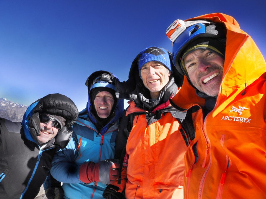 El grupo, en la cima del Bhagirathi III. Foto: Foto: Urabain, de La Torre, Rubén Pérez y Kammerlande