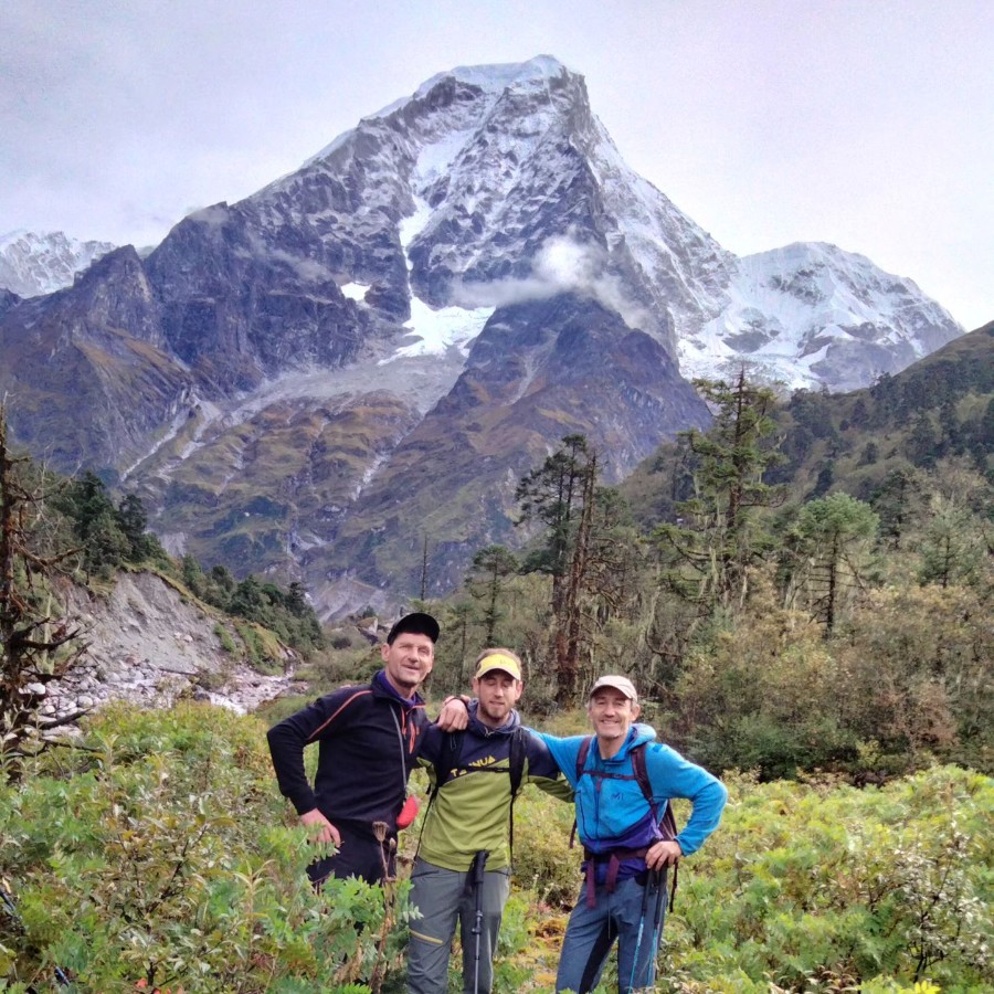 Madoz, Vallejo y Zabalza, ante el Phurbi Chyachu. Foto: Juan Vallejo