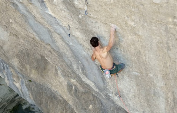 Adam Ondra en Bje to!, 9b, Croacia. Foto: Kuba Sobotka