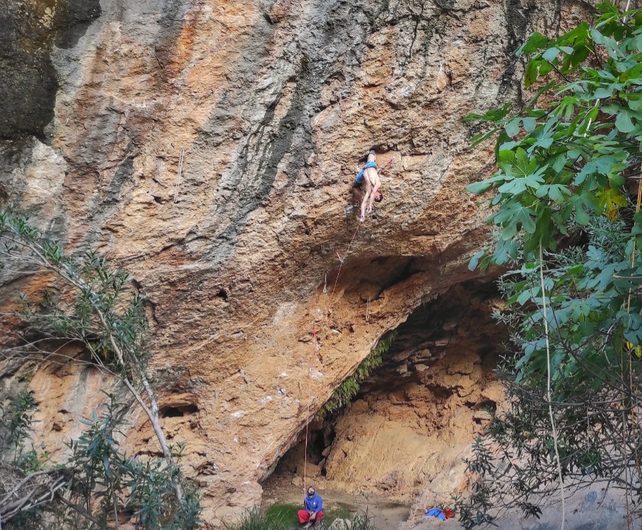 Descanso de rodilla para Ondra. Foto: destinoclimbing