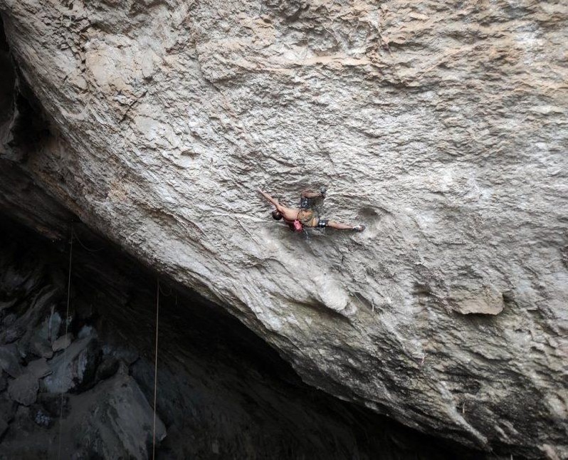Jonatan Flor probando una de sus nuevas vías de Cova Negra. Foto: destinoclimbing