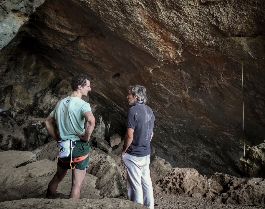 Adam Ondra y Dani Andrada charlan en Montanejos. Foto: destinoclimbing
