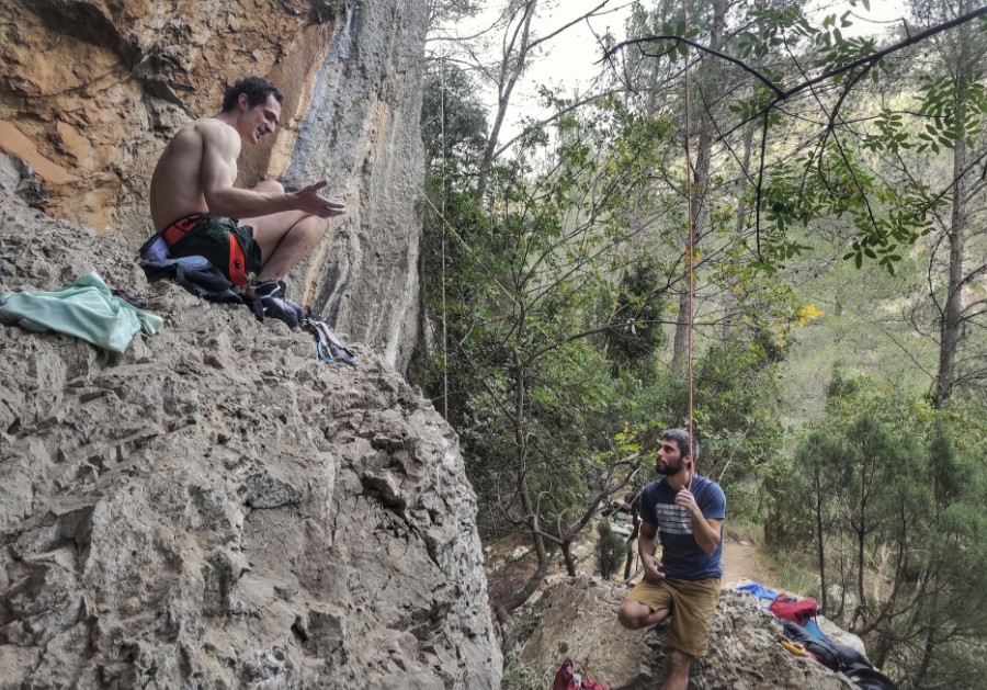 Adam Ondra y Jonatan Flor comparten impresiones tan el encadene. Foto: destinoclimbing