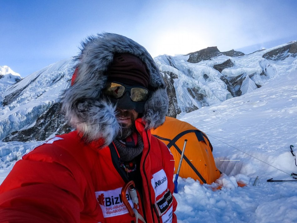 Alex Txikon en el campo 1 del Annapurna invernal. Foto: Andrés Navamuel