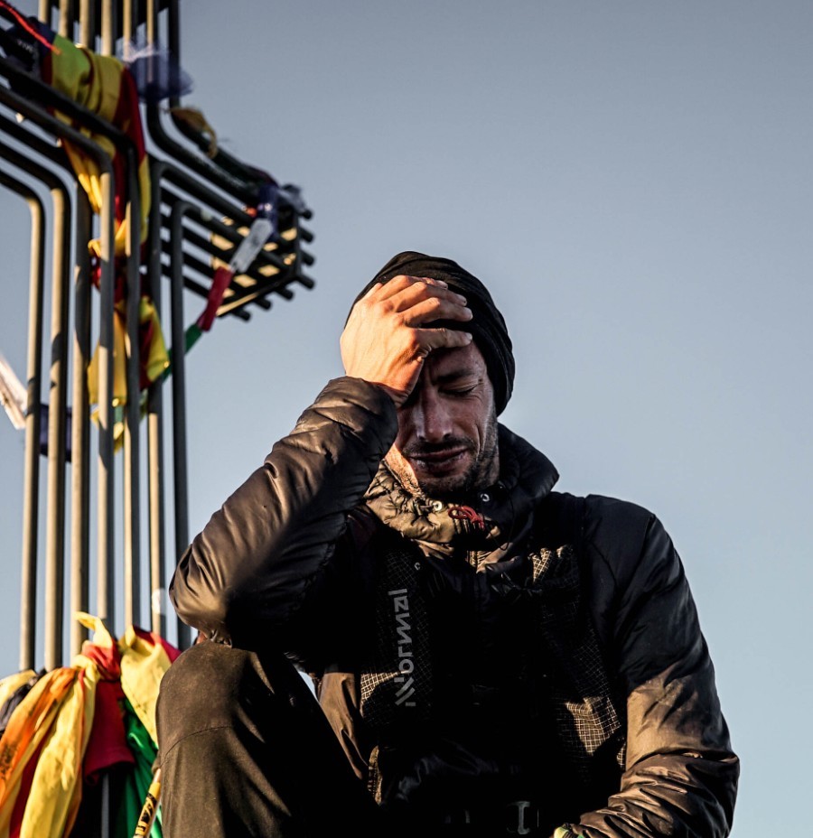 Kilian Jornet, en la Pica d'Estats, finalizando su travesía. Foto: NNormal. David Ariño