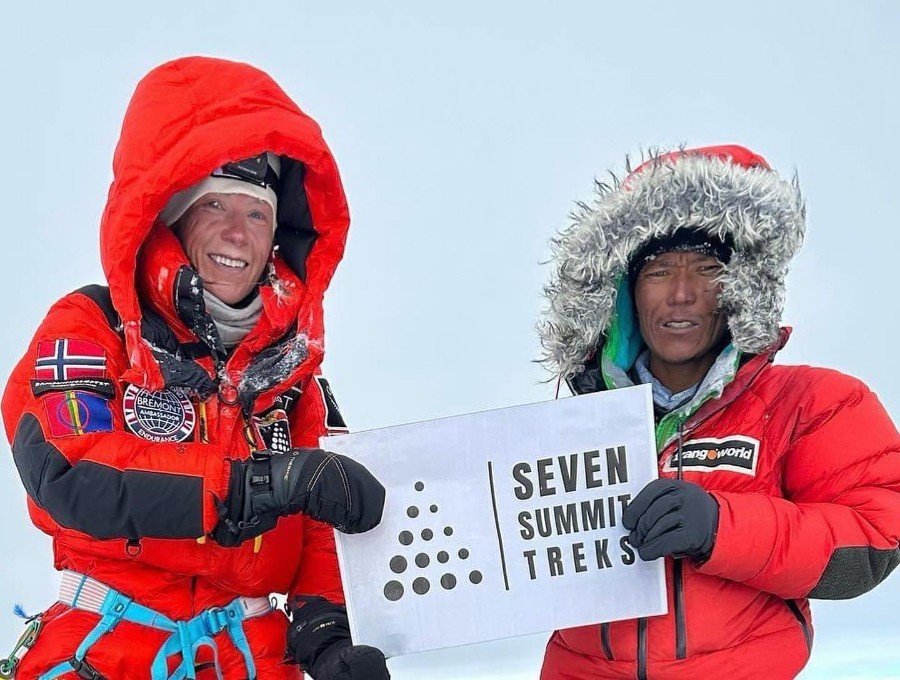 Kristin Harila y Tenjen Sherpa en la cima del K2. Foto: Seven Summit Treks