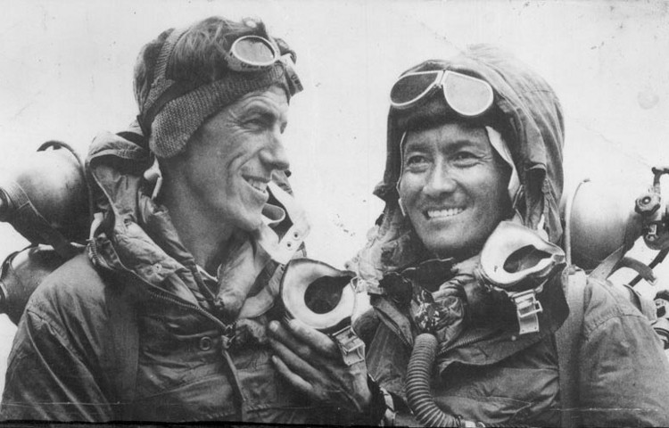 Edmund Hillary y Tenzing Norgay, en 1953, en el descenso de cima del Everest
