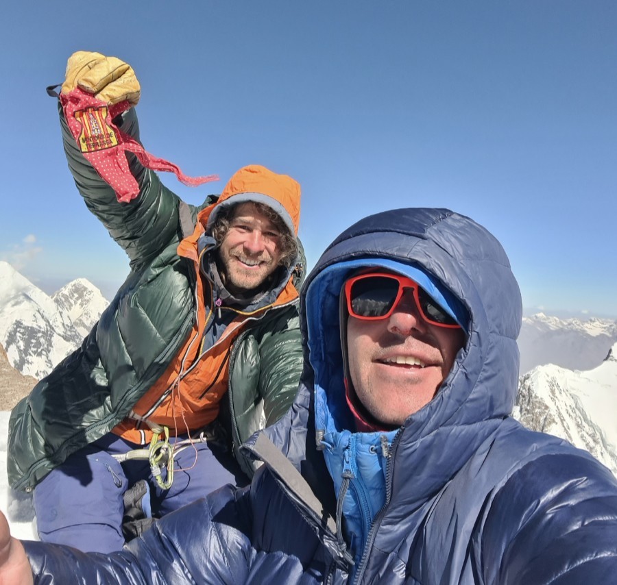 Marc Toralles y Bru Busom, en la cima del Saraghrar. Foto: Toralles-Busom