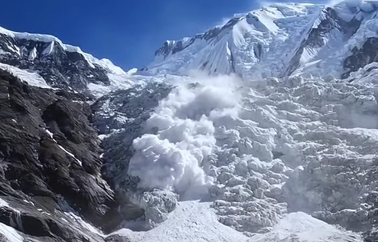 Grandes avalanchas en el Gran Couloir del Annapurna. Foto: Col. Alex Txikon