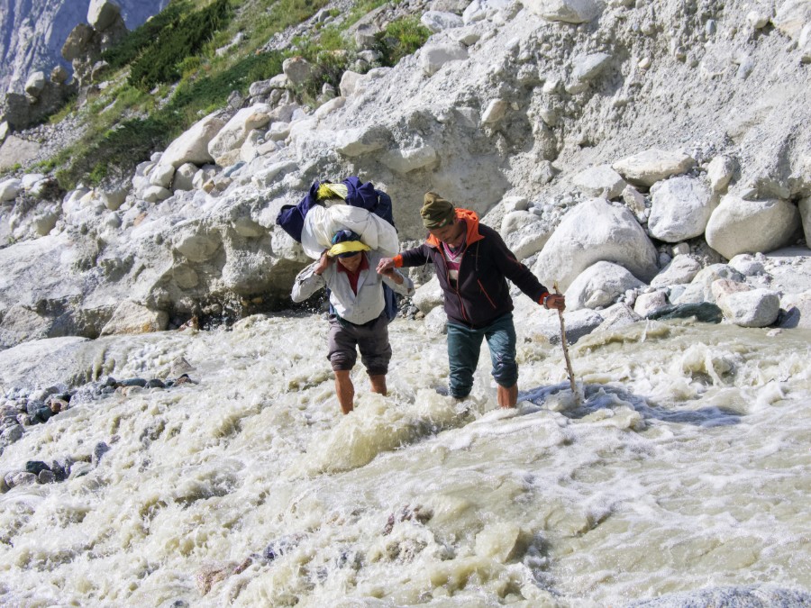 Cruzando el río. Foto: Expedicion Bhagirathi III