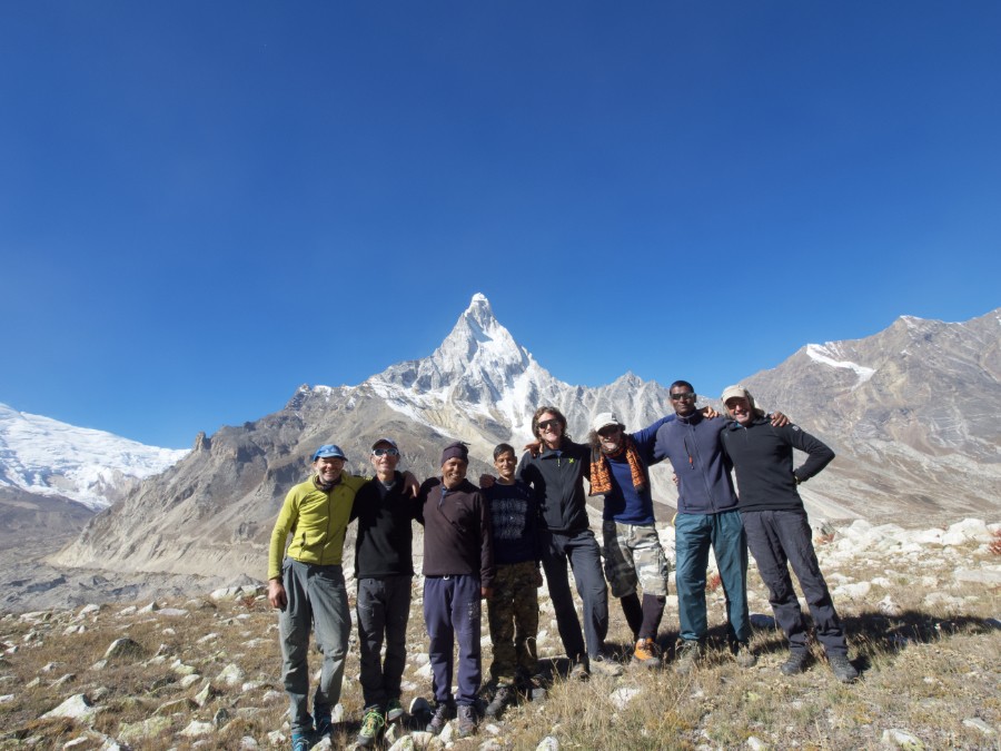 El equipo, en el campo base, con el Shivling al fondo Foto: Bhagirathi III