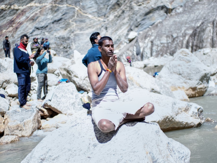 Gajju, nuestro oficial de enlace, en el nacimiento del río Ganges. Foto: Expedición Bhagirathi III