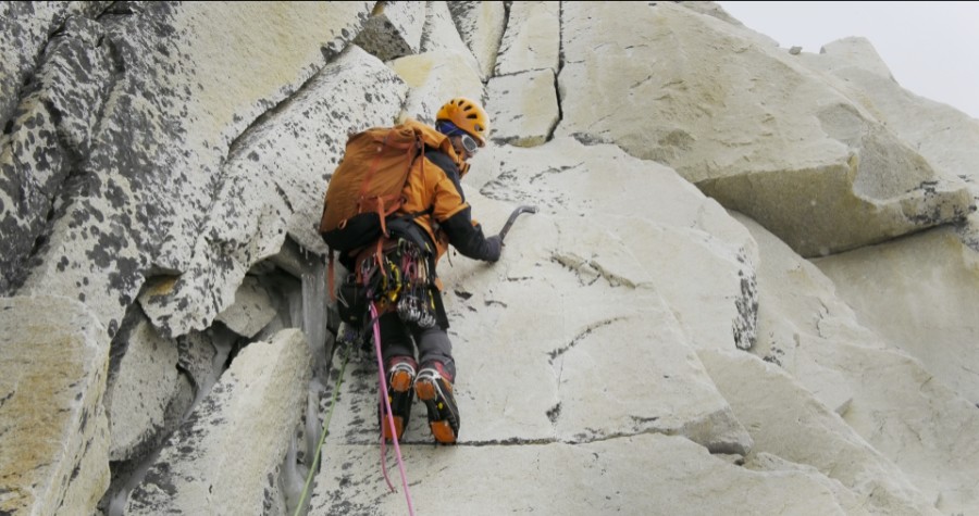 Mikel en la vía escocesa. Foto: Expedición Bhagirati III