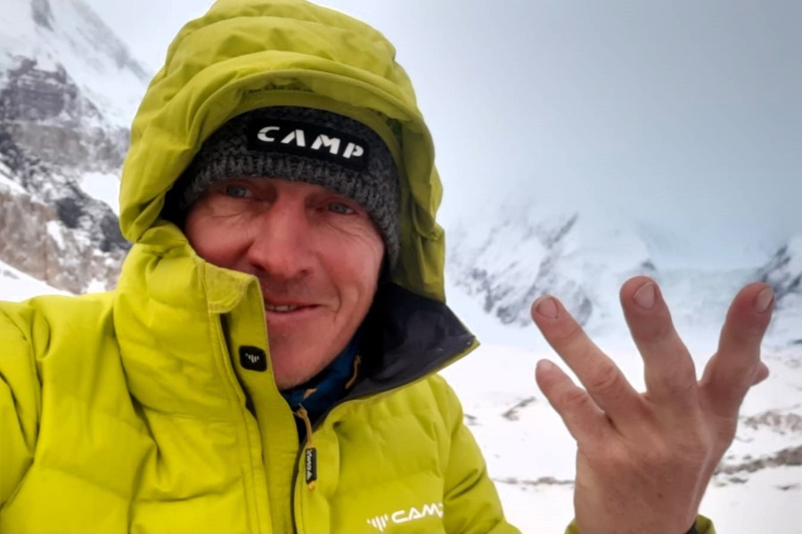 Denis Urubko, descenso a Skardu tras congelaciones en Gasherbrum I. Foto: Denis Urubko